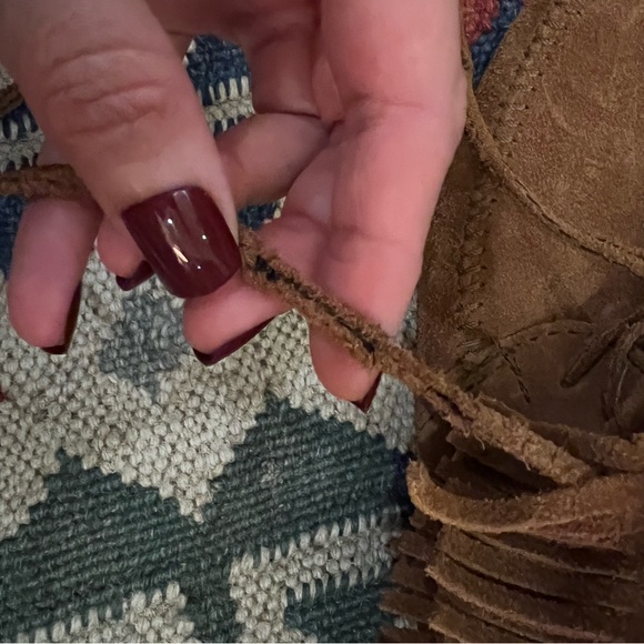 Minnetonka Lace-up Fringe Booties, size 8 - Picture 6 of 8